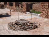 07382 ostia - regio iv - insula iii - domus delle colonne (iv,iii,1) - raum (d) - hof - brunnen im nordosten - 06-2024.jpg